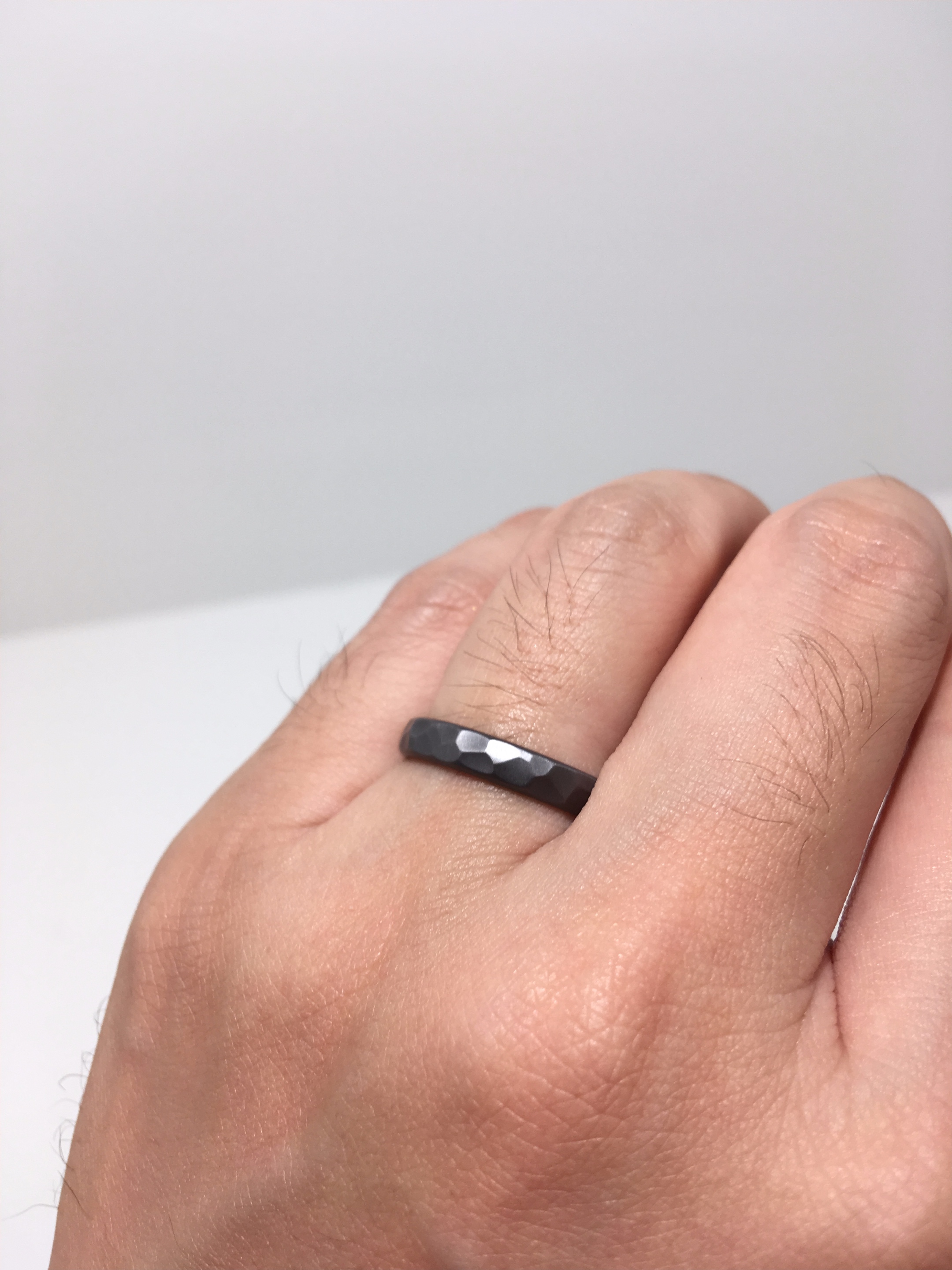 黒い素材タンタルの結婚指輪